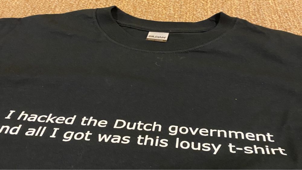 Der amerikanske myndigheter truer med søksmål, deler nederlenderne ut t-skjorter til etiske hackere.