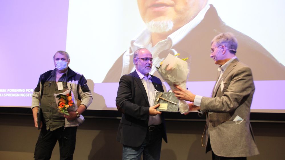 Gullfeiselmottaker Svein Skarsbø i Veidekke, Frode Mosenget Andersen i MEF og styreleder Olaf Rømcke i Norsk Forening for Fjellsprengningsteknikk.