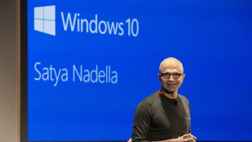 Bilde fra en anledning da Microsoft-sjef Satya Nadella snakket om Windows 10.