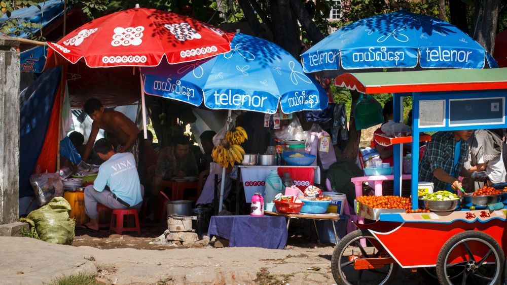 Fra bedre tider for både folk i Myanmar og Telenor, her et bilde fra Yangon i 2014 da Telenor bygde opp virksomheten de nå føler de må selge fordi militærdiktaturet stiller krav som går på tvers av Telenors etiske retningslinjer.