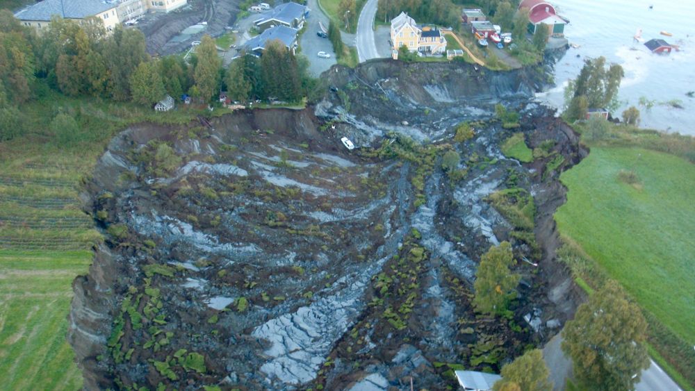 110 000 nordmenn bor på kartlagt kvikkleire, ifølge NVE. Trolig er tallet høyere, siden mye ikke er kartlagt. Bilde fra kvikkleireskredet i Lyngen i 2010 der tre bolighus gikk med, og én person kom til skade.