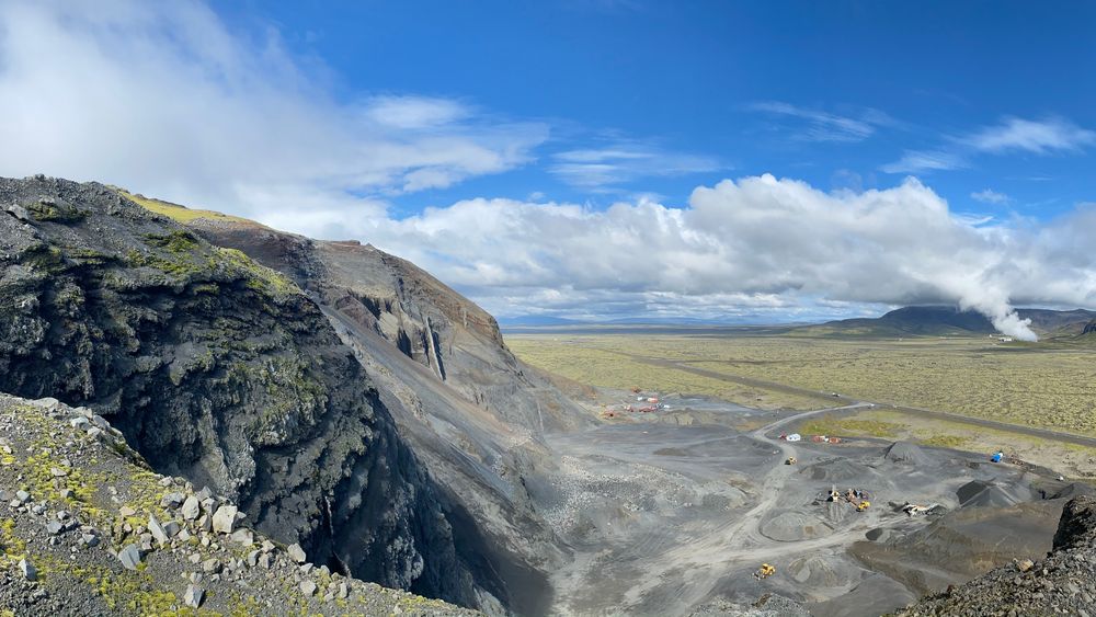 Lavabergarten fra dette steinbruddet på Island testes nå ut som innblanding i betong. Også i romertiden ble vulkansk materiale brukt til å lage betong.