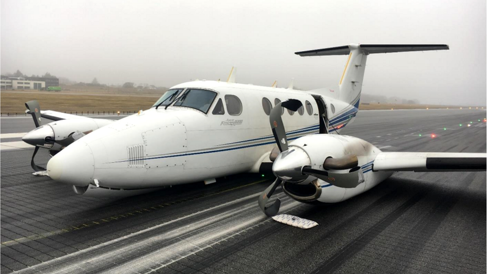 Beech Super King Air B200-flyet liggende på rullebanen på Sola lufthavn.