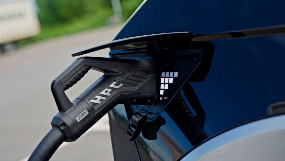 Hyundai Ioniq 5 lader ved Ionity Dal.