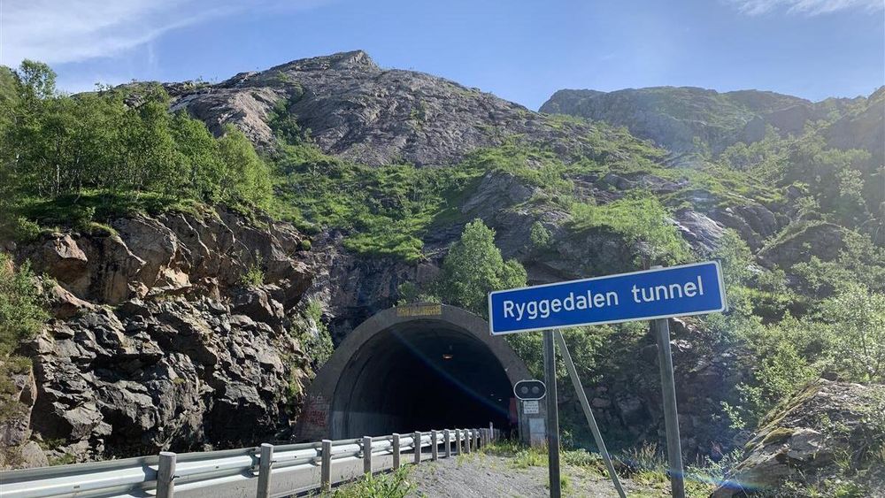Ryggedalstunnelen (Bøtunnelen) er 1625 meter lang og ble åpnet i 1980.