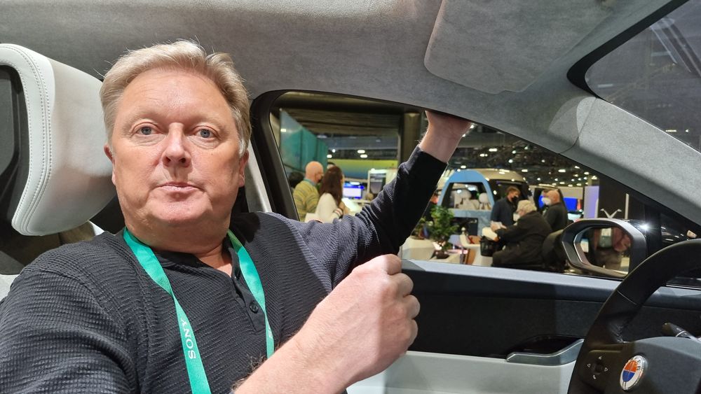 Henrik Fisker i sin Fisker Ocean, under CES-messen i Las Vegas i januar 2022.