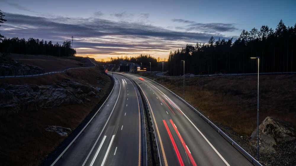 På E18 sørover gjennom Telemark brer lyset seg fra høyre flanke og treffer alle fire kjørefelt.