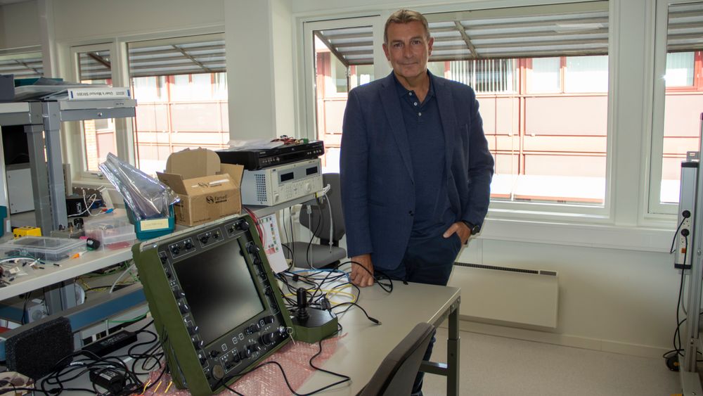 Ivar A. Melhuus Sehm, administrerende direktør i Data Respons R&D Services, her ved like ved en operatørstasjon som selskapet utvikler for et tysk forsvarsteknologiselskap.