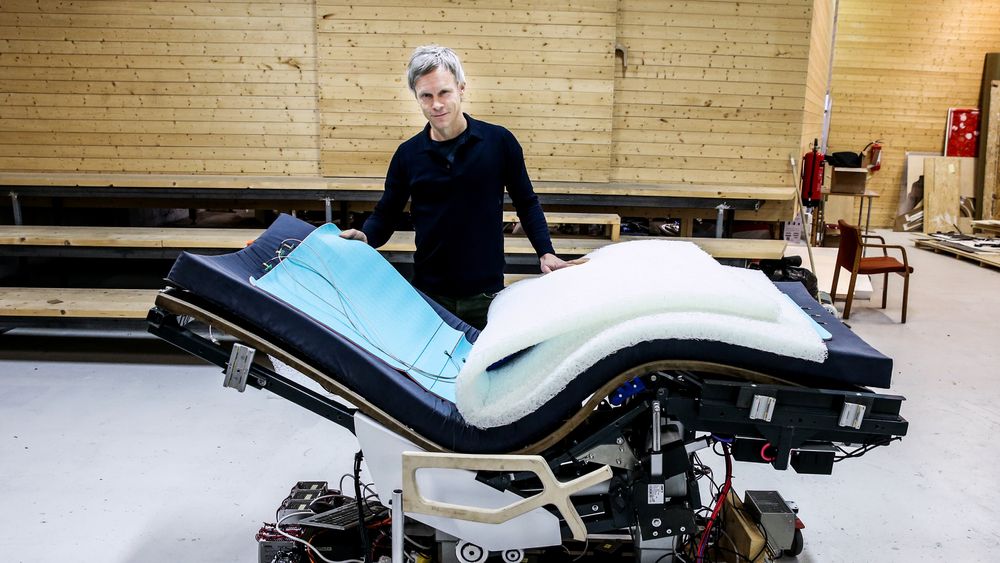 Designsjef Jørn Refsnæs i Ably Medical med en prototype på en sykehusseng i laben vest i Ålesund sentrum. Vi ser sensormatten er plassert mellom madrassene i sengen. Produktene er planlagt lansert i markedet neste år. Både integrert i sengene til den italienske partneren Malvestio – til stede i 70 land, og som delproduktet «Lyng» som kan integreres i alle sykehussenger.
