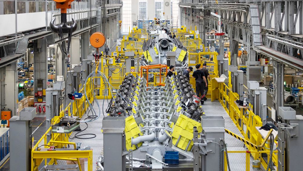 Ingeniørene manipulerte tester av skipsmotorer ved MANs fabrikk i Augsburg i Tyskland.