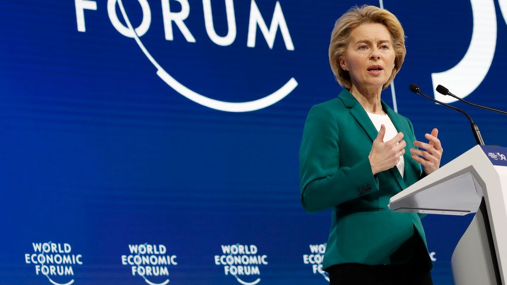 EU-kommisjonens president, Ursula von der Leyen, talte om blant annet brikkeproduksjon under det årlige møtet til World Economic Forum. Bildet er fra 2020. I år holdt von der Leyen sin tale via videokonferanse.
