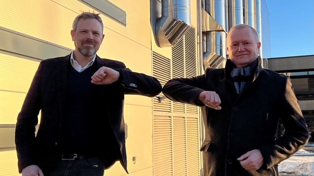 Konsernsjef Jon Gravråk i Bulk Infrastructure Group og konsernsjef Eskil Lunde Jensen i Akershus Energi er fornøyde med den nye avtalen.