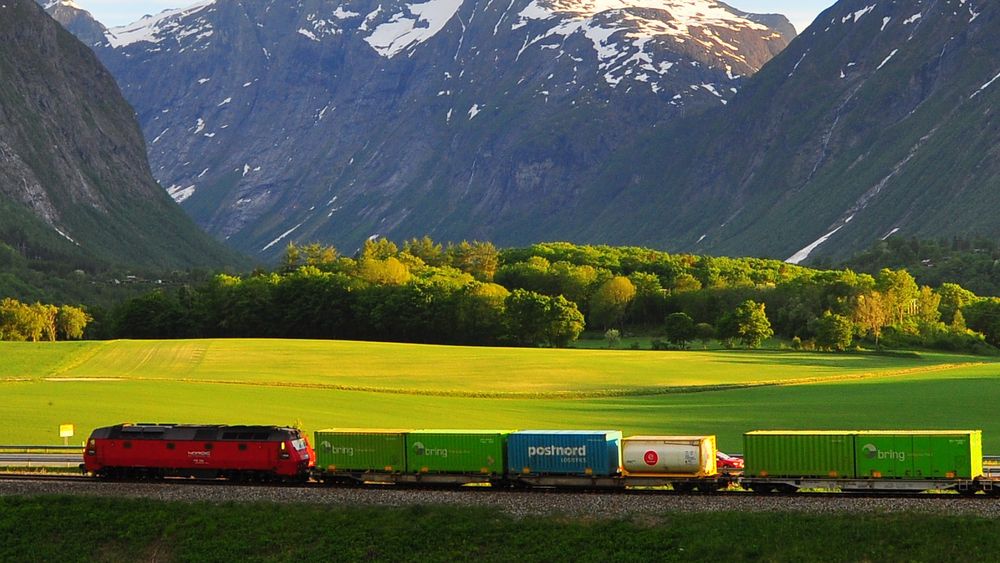 Om godstogene på Raumabanen (bildet) egner seg for hydrogendrift, kan Nordlandsbanen bli neste stopp.