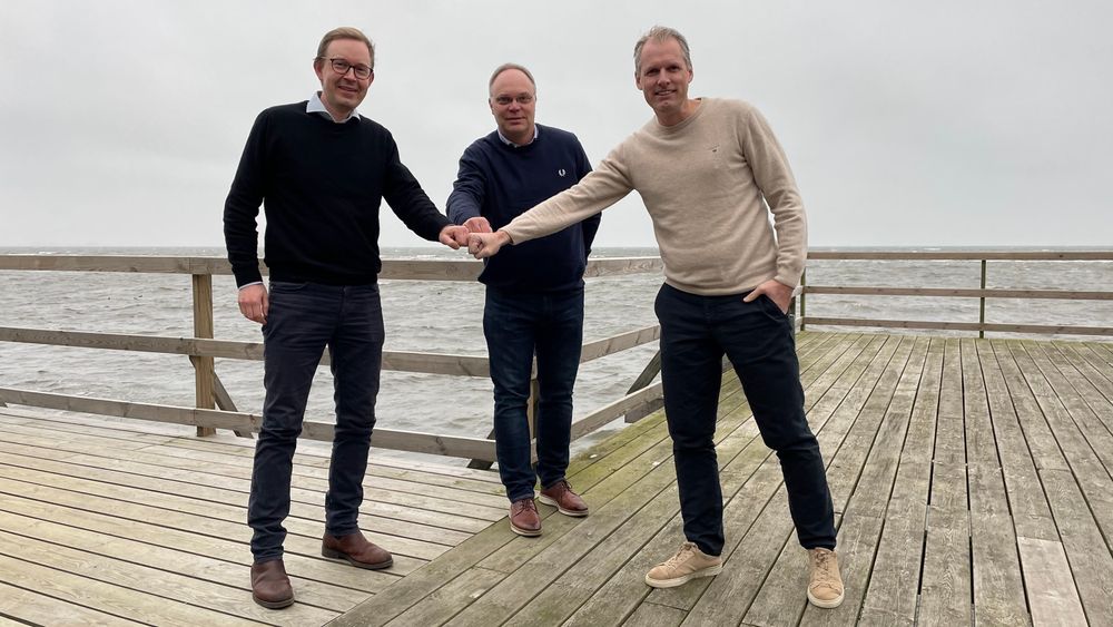 Moment-sjef Eivind Bøhn, Millnet-sjef Mats Lindskog og Monterro-fondenes Erik Syrén, som er styreleder i Moment, korona-handshaker avtalen etter at Moment nå har kjøpt opp Millnet.