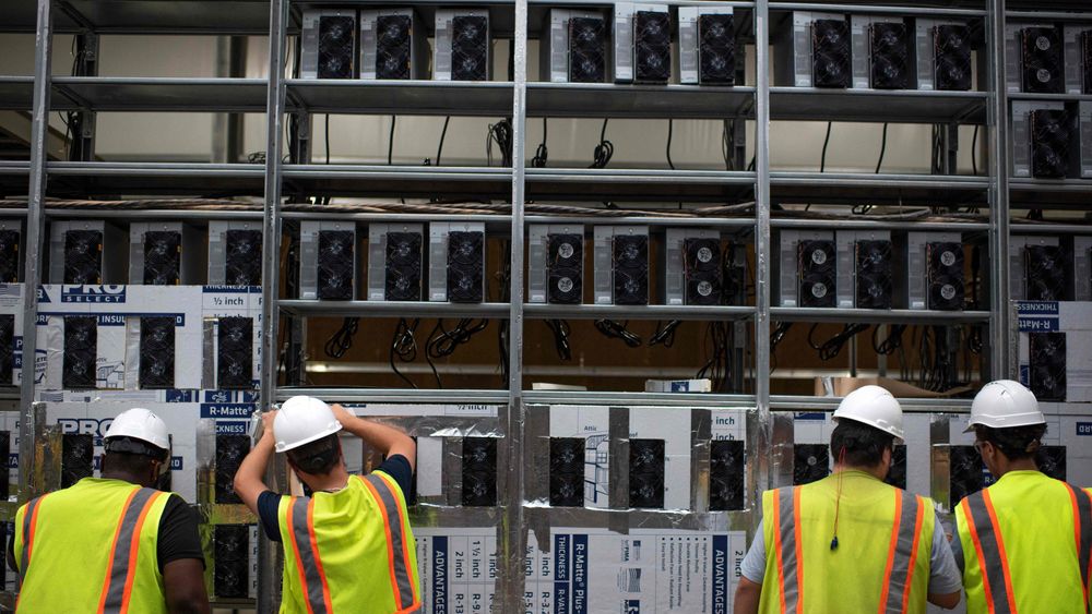 Arbeidere installerer en ny utvinningsrigg i et datasenter i Rockdale i Texas.