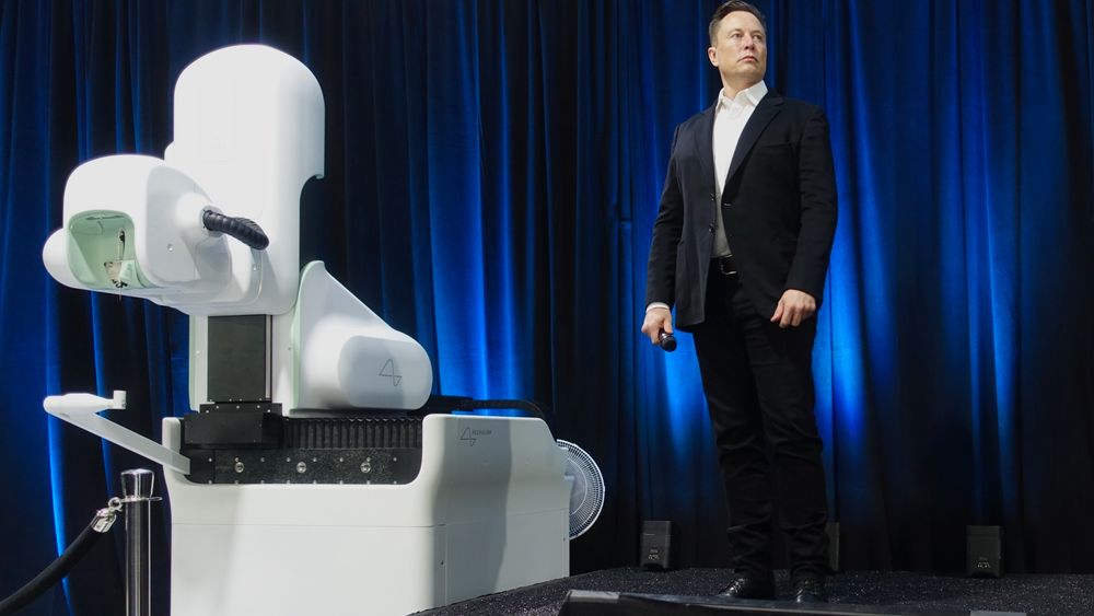 Elon Musk presenterer Neuralink-konseptet ved en tidligere anledning.