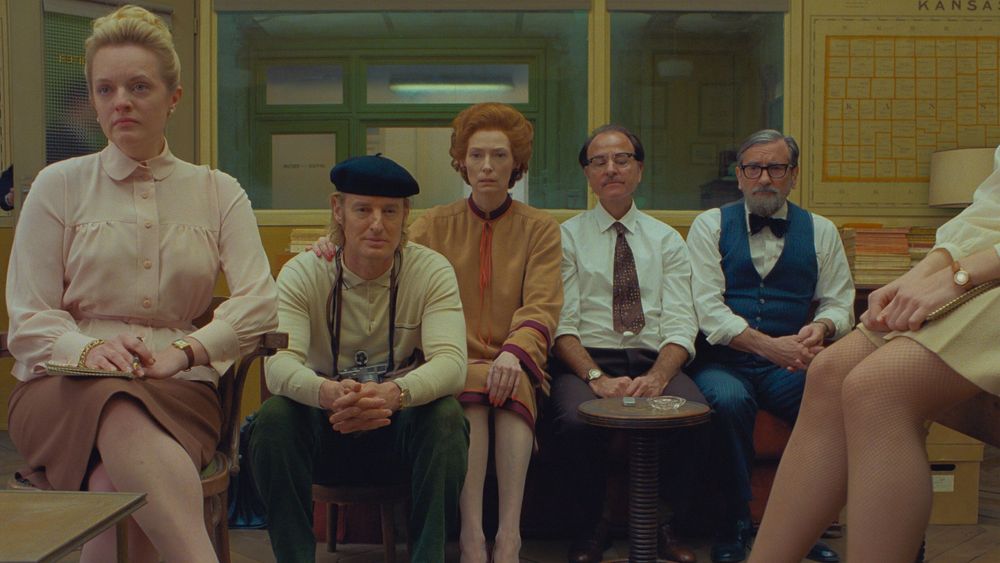 Her sitter de og venter på Disney+. Nei da, bildet er fra filmen The French Dispatch, som denne våren blir tilgjengelig i strømmetjenesten Disney+.
