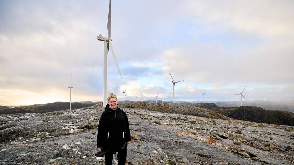 Olje- og energiminister Marte Mjøs Persen besøkte i fjor høst vindparkene på Fosen, der reineierne kjemper for å få revet turbinene. Regjeringen Støre har et stort tidspress på seg for å velge hvilken energikilde som kan gi ny kraftproduksjon. På flytende havvind ligger Norge langt bak Skottland foreløpig. 