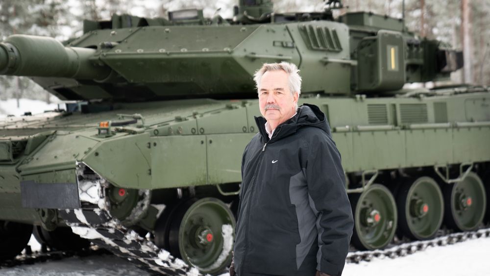 Konsernsjef Ralf Ketzel i Krauss-Maffei Wegmann med stridsvogna Leopard 2A7 som på andre halvdel av 2020-tallet skal leveres til Hæren i minst 54 eksemplarer.