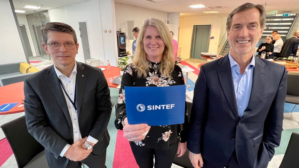 Silje Helene Aschehoug i Sintef Manufacturing etablerer nå kontor på Kongsberg. Til glede for konsernsjef Geir Håøy (t.v.) i Kongsberg gruppen og styreleder Walter Qvam (t.h) i Sintef.