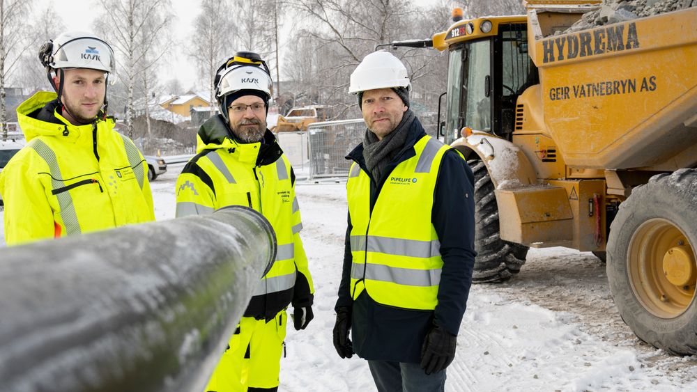 Det sorte røret som nå ligger nedgravd i Teglverksveien i Asker er produsert uten nordsjøolje. I stedet er det brukt nafta fra finske skoger. Fra venstre, Einar Hoset og Jonas Tautra Vevatne, begge fra Asker kommune. Til høyre Jørn Fragge fra produsenten Pipelife.