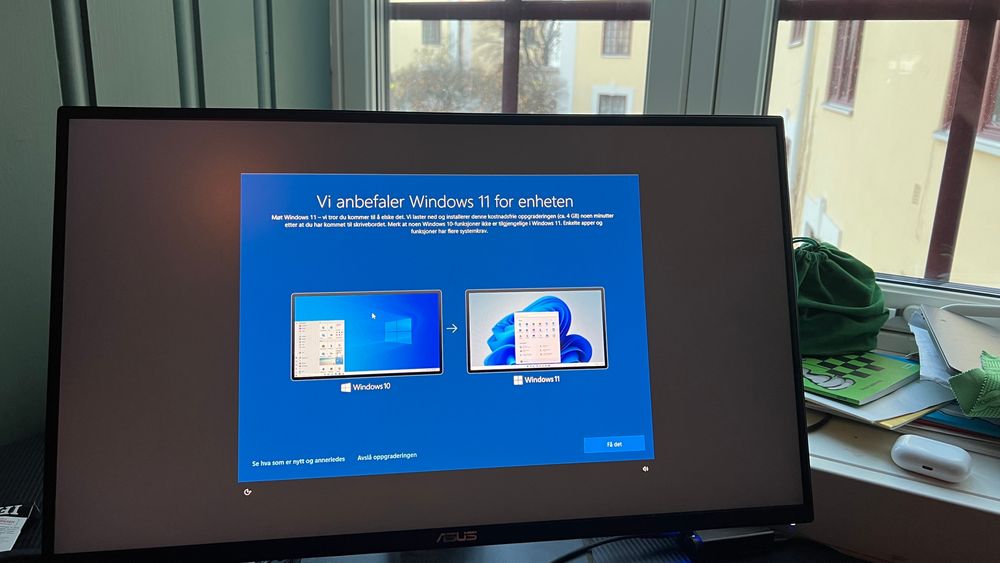 Microsoft ønsker nå å flest mulig brukere over på Windows 11. Denne dialogboksen dukker opp etter oppstart, og du kan velge om du vil installere operativsystemet gratis.