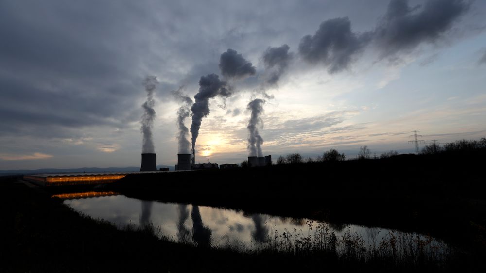 Høye gasspriser som har ført til en enorm økning i prisen på strøm. Nå har utfasingen av kull stanset opp. Bildet er fra det kullfyrte kraftverket ved byen Bogatynia i Polen.