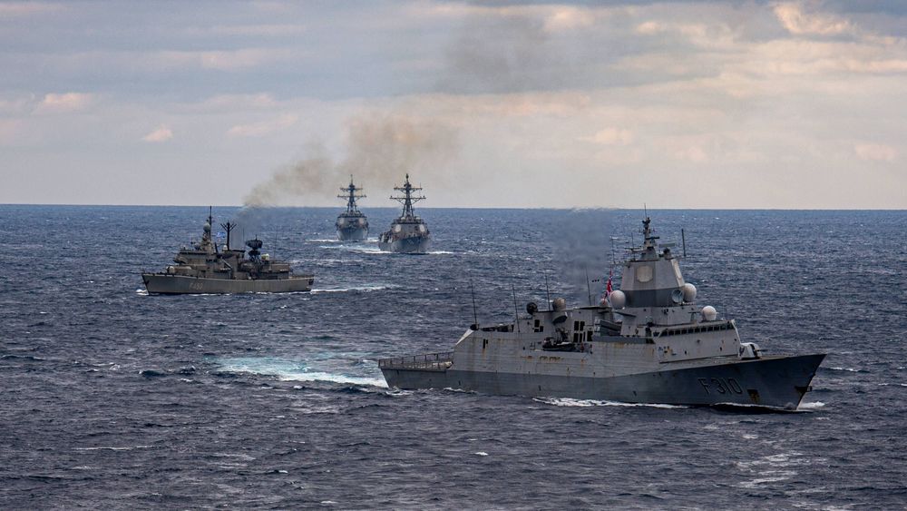 KNM Fridtjof Nansen sammen med den greske fregatten HS Elli og to amerikanske jagere i Arleigh Burke-klassen, USS Bainbridge og USS Gravely i Middelhavet 5. januar 2022.