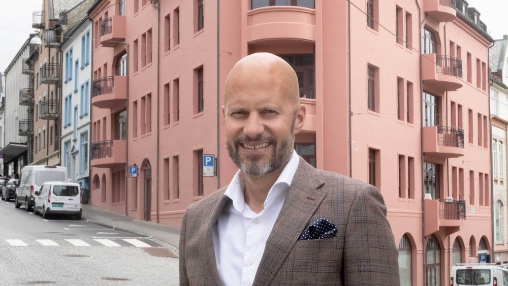 Administrerende direktør Christian Pritchard i Nortel, her utenfor hovedkontoret i Ålesund sentrum, har fått en ny forhandlerkjede til produktene. 