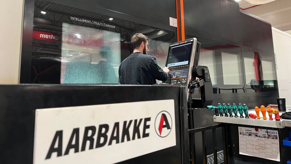 Aarbakke har en svært moderne maskin- og verktøypark og har selv modernisert og programmert for smartere og mer avansert bruk.