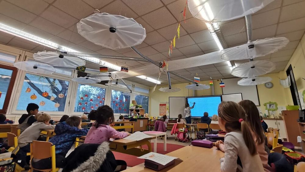 2000 tyske klasserom skal ha fått montert slike midlertidige ventilasjonsanlegg som effektivt fjerner aerosoler.
