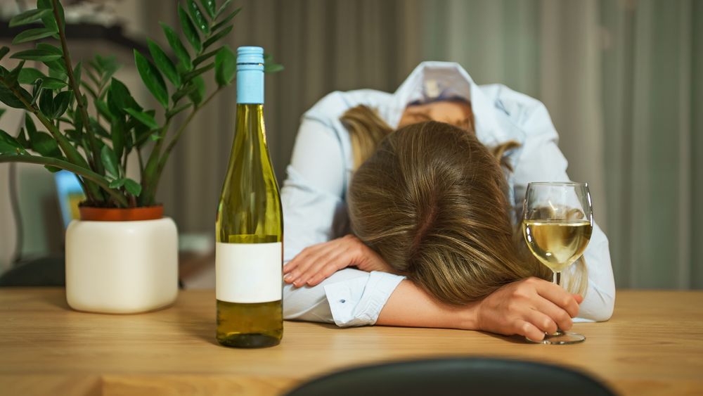 Enkelte som sliter med arbeidsrelatert stress og utbrenthet bruker alkohol som selvmedisinering.