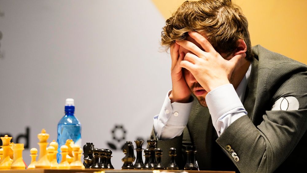 Magnus Carlsen under sjakk-vm i Dubai 2021.