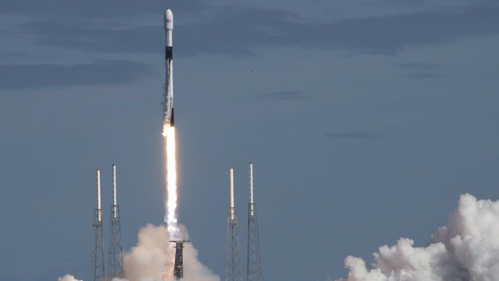 Falcon 9 med utstyr og satellitter under en oppskyting i 2019.