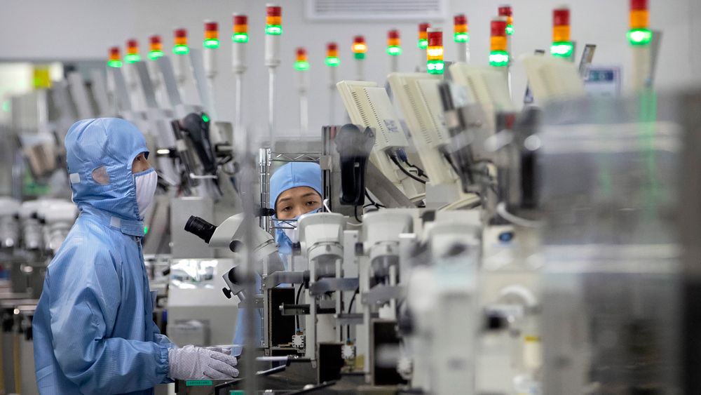 Kinesiske ansatte på en databrikke-fabrikk i Beijing. EU ønsker å trappe opp produksjonen av databrikker i Europa for å gjøre seg mindre avhengig av det asiatiske markedet. 