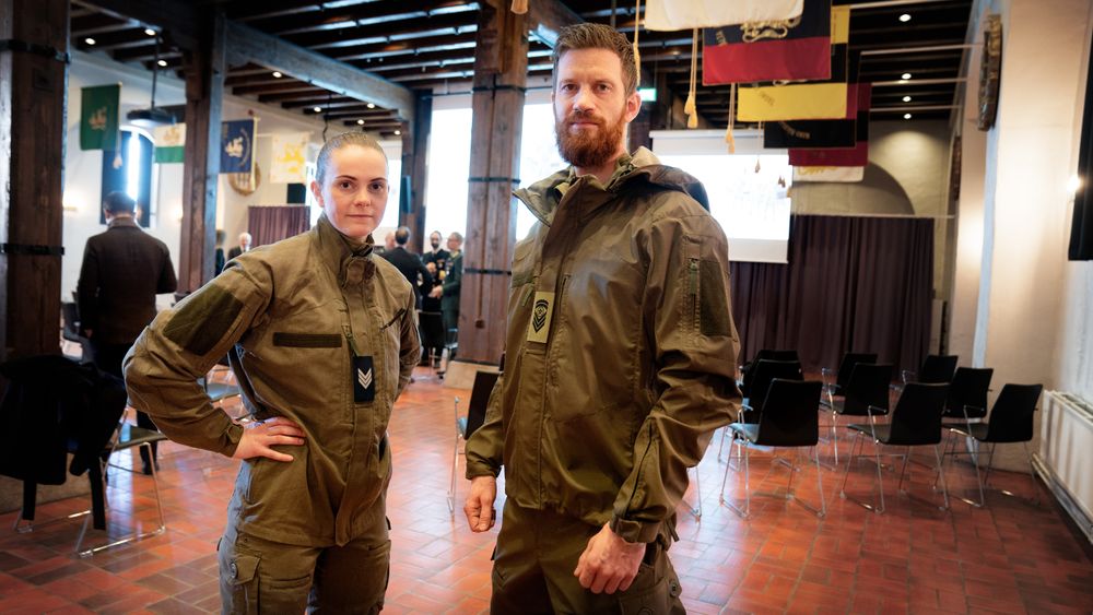 Sersjant Rita Paulsen og stabssersjant  Erlend Kristiansen med den nye uniformen, her uten kamuflasje.