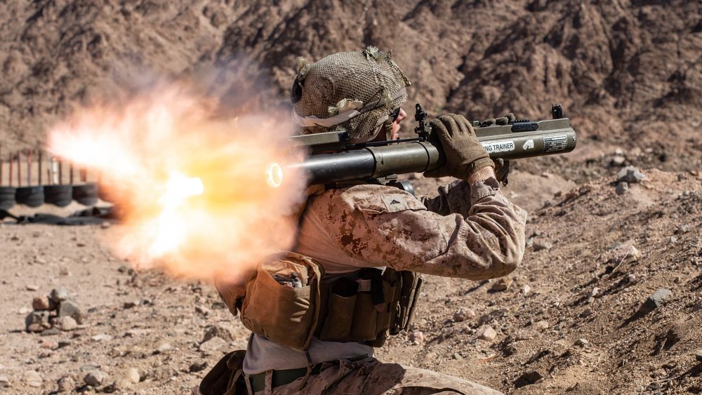 En soldat fra det amerikanske marinekorpset (USMC) skyter M72 under en øvelse i Jordan i 2021.