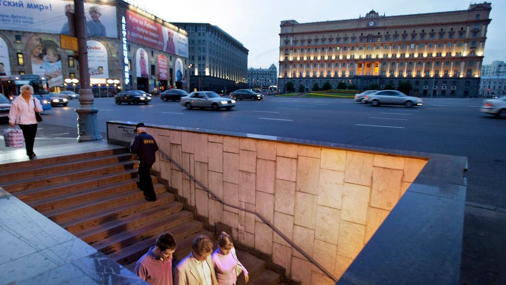 Lubyanka T-banestasjon med hovedkvarteret til FSB – tidligere bedre kjent som KGB i – bakgrunnen.