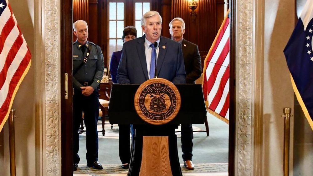 Guvernør Mike Parson i delstaten Missouri, USA, under pressekonferansen om påstått «HTML-hacking» i oktober 2021.
