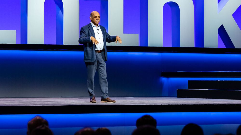 IBMs administrerende direktør, Arvind Krishna, er selv 60 år. Selskapet sier de tar avstand fra uttalelsene til de tidligere IBM-sjefene.