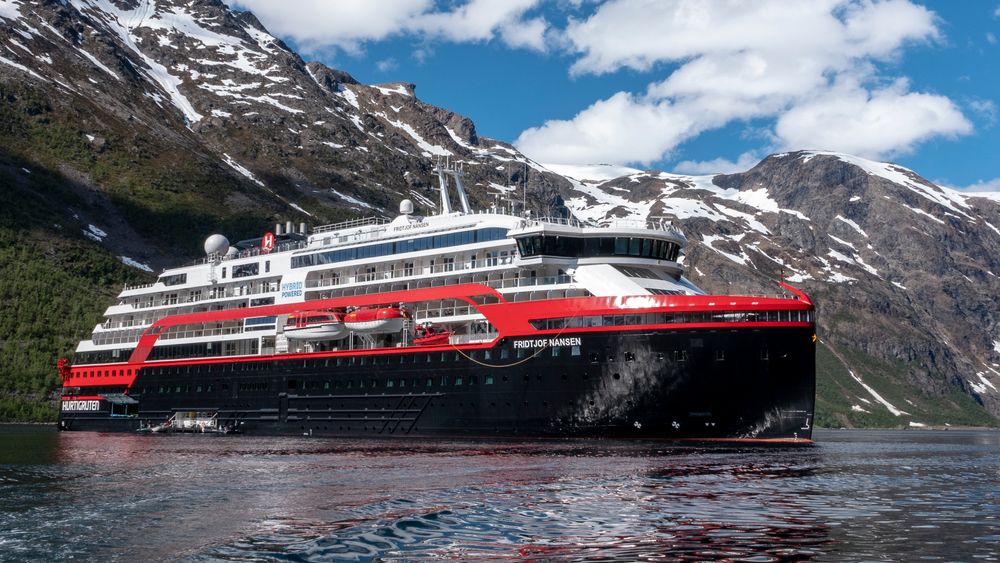 MS Fridtjof Nansen ligger nå i tørrdokk i Florø for reparasjon etter grunnstøting 12. januar 2022.