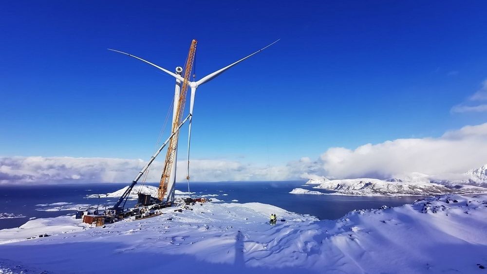 Montering av en av vindturbinene fra Siemens Gamesa på Kvaløya.