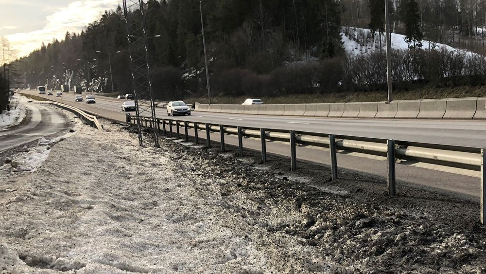Snøen i veikanten langs større veier i Oslo kryr av mikroplast, ifølge en ny studie.