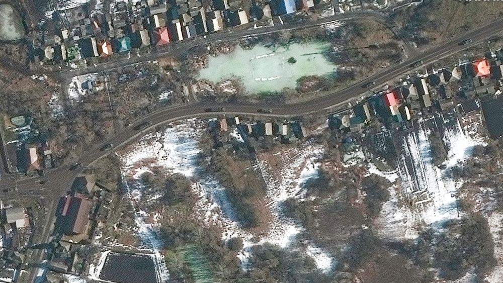 Satelittbilder av russisk militærkolonne 23. februar på vei sørover i Golovchino-området i Russland, like ved grensen til Ukraina.