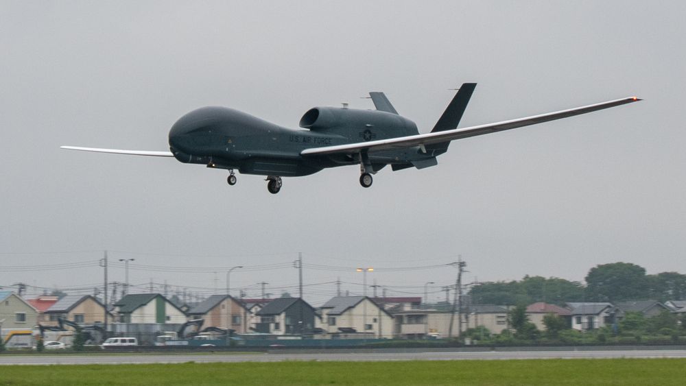 En RQ-4 Global Hawk fra US Air Force lander på Yokota-basen i Japan i mai 2021.