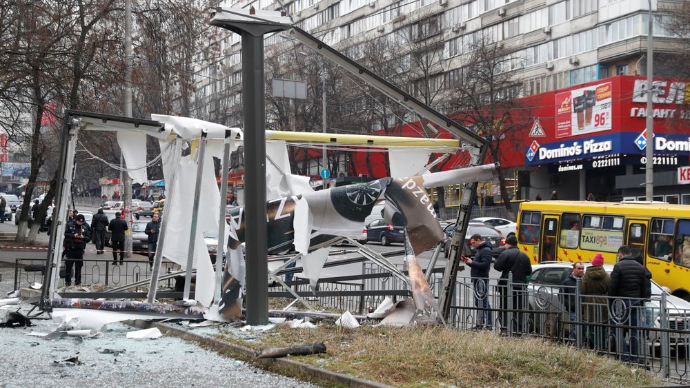 Skader etter at en russisk missil landet i en gate i Kyiv i Ukraina i morgentimene torsdag.