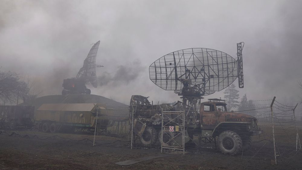 Usikkerheten som råder etter Russlands invasjon av Ukraina gir store utslag på kraftmarkedet torsdag. Her stiger røyk fra en luftforsvarsbase i Muriopol i Ukraina etter det som skal være et russisk angrep.