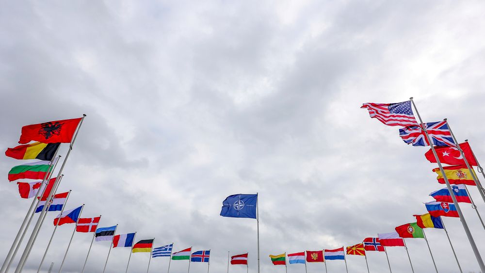 Flaggene til Nato-landene utenfor Natos hovedkvarter i Brussel. 