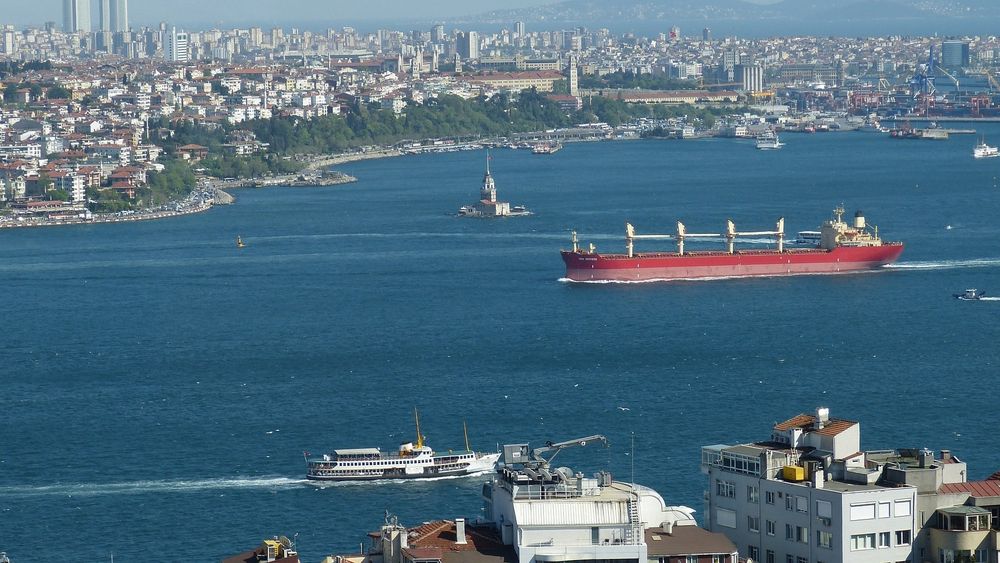 Lasteskip på vei gjennom Bosporusstredet som skiller Istanbul i to. Stredet er eneste vei for skip til og fra Svartehavet.