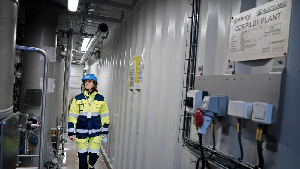 Fortum Oslo Varme søker på nytt om støtte fra EUs innovasjonsfond for å finansiere sitt CO2-fangstprosjekt. Her er Jannicke Gerner Bjerkås, CCS-direktør ved Fortum Oslo Varme, inne i pilotanlegget for CO2-fangst. 